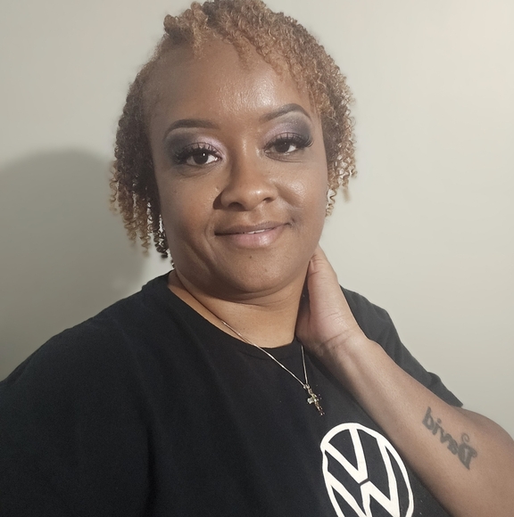 Meet your Posher, Queena - Picture 1 of 1